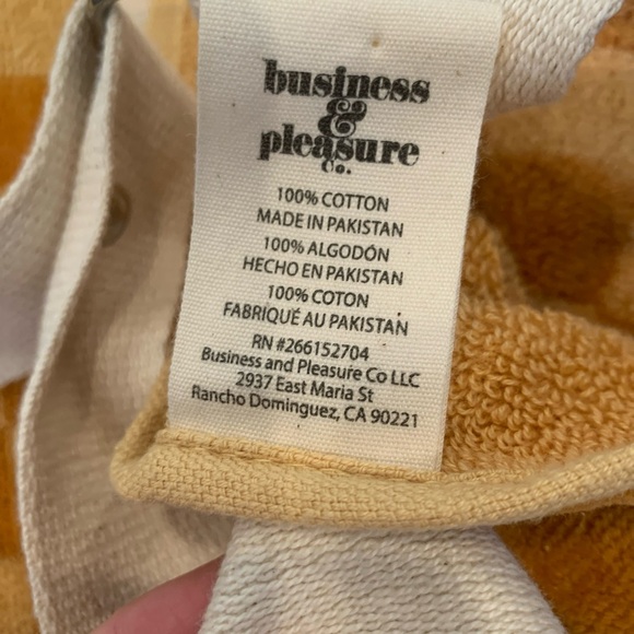 Business & Pleasure Co Luxury Holiday Beach Blanket Checkered Caramel 68"x68" - Picture 4 of 6